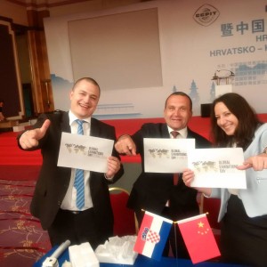 Promocija #GED16 na Hrvatsko – kineskom poslovnom forumu u Zagrebu, s desna na lijevo: Jelena Dumičić (HGK), Berislav Čižmek (CBBS) and Ante Perica (HGK)